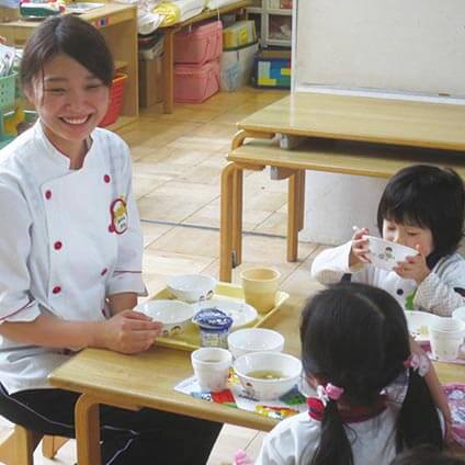 調理スタッフと園児