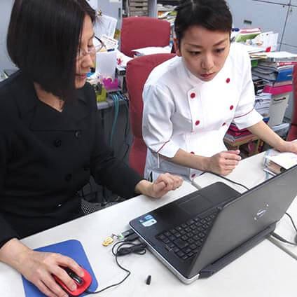 調理スタッフの方とわんぱくランチの操作