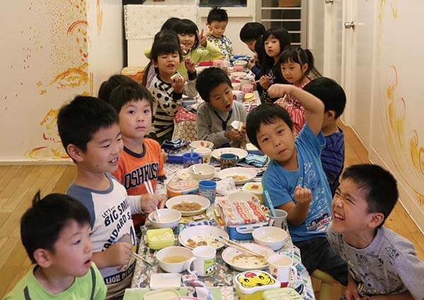 さざなみ保育園　給食の一コマ