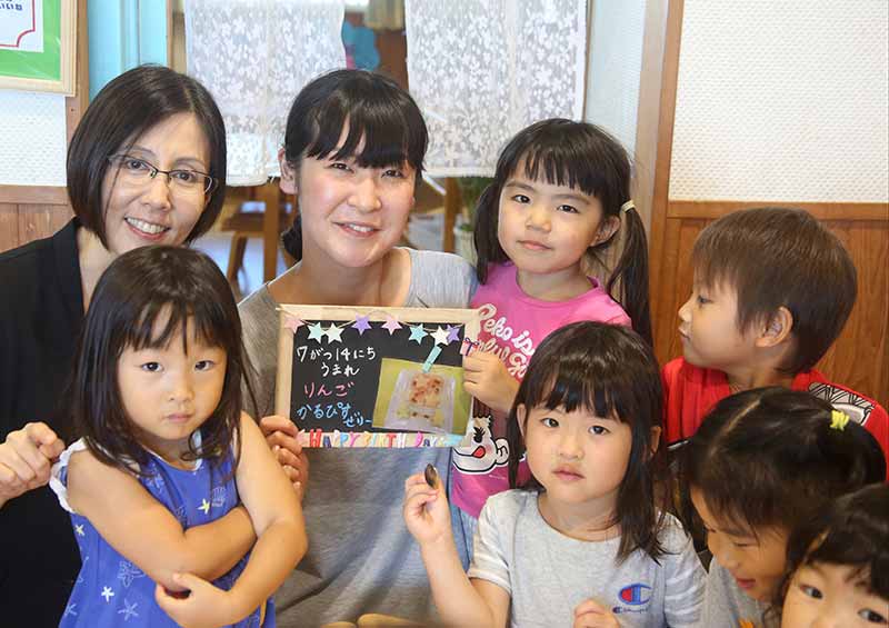 栄養士 石井望さんと園児のみなさん