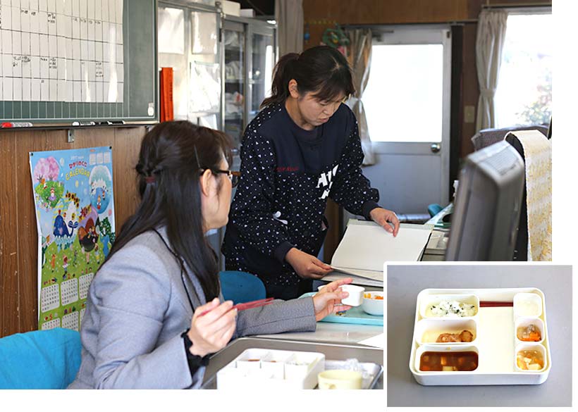 園のスタッフと確認しながら。検食のようす