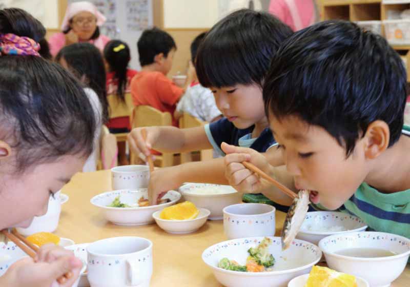 上手に、積極的に食べる子どもたち