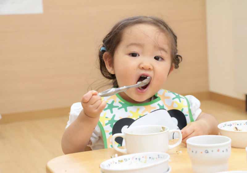 上手に、積極的に食べる子どもたち