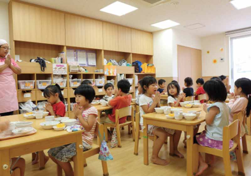 逆井みなみ保育園では、乳・卵・小麦以外のアレルギーのある子の席を考慮し、誤って人の食事を食べないようにもしています