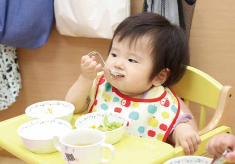 成長にあわせたスプーンを使います