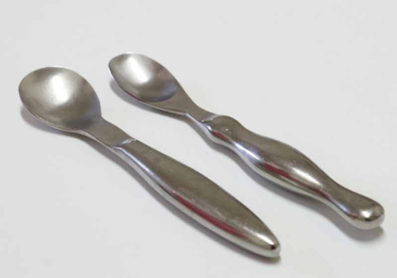 成長にあわせたスプーンを使います