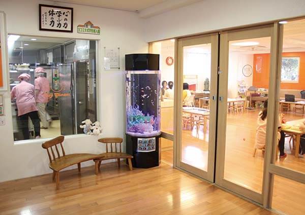 ガラス張りの調理室。