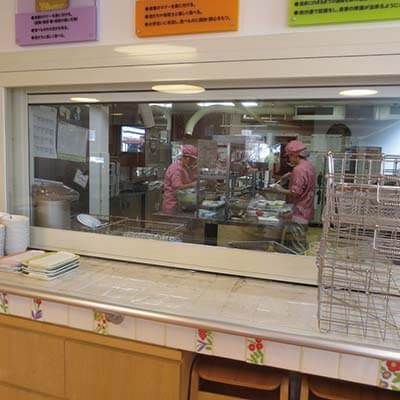 ランチルームからも調理室が見える