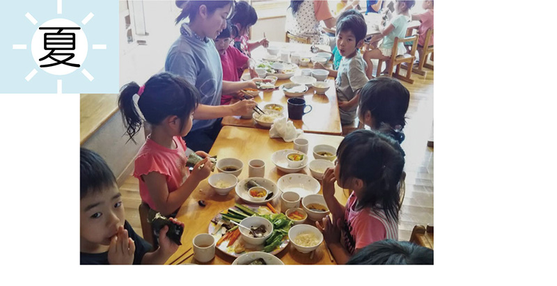 「プールびらき」の日は手巻きパーティーをして、かっぱ巻きを食べます。