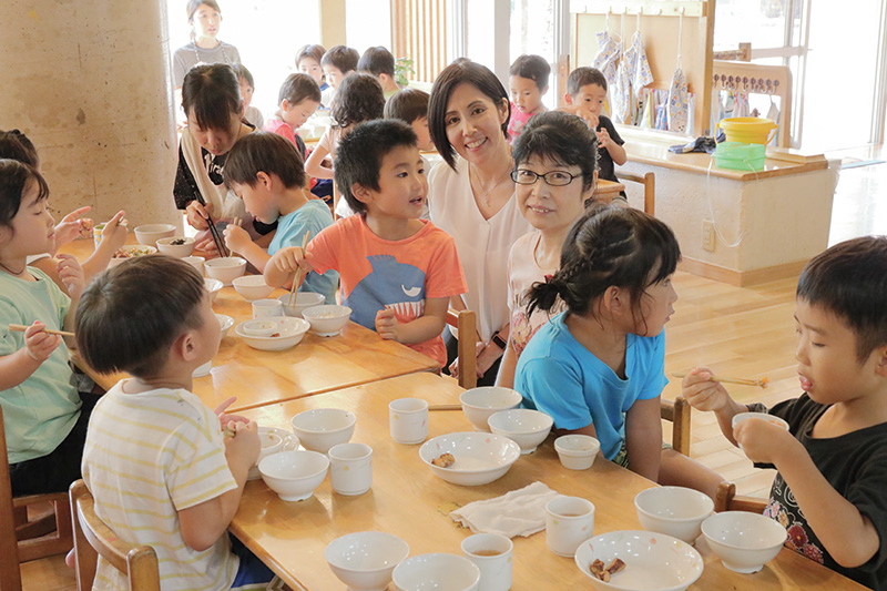 みんなのお皿は空っぽ。おいしいのがよくわかります。