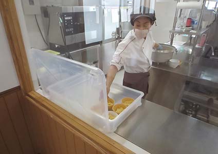 厨房で調理している姿が間近に見ることができ