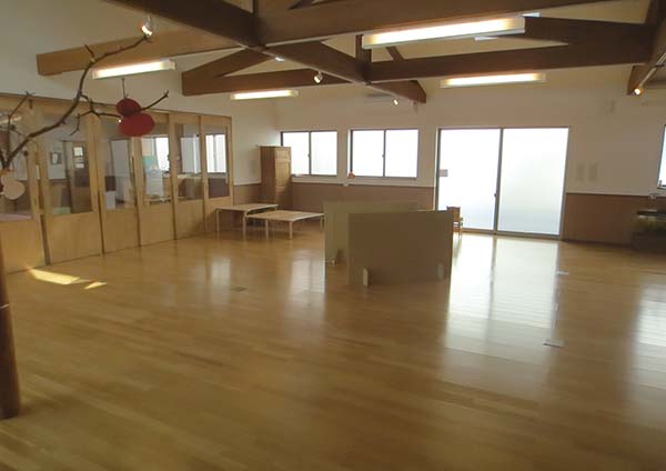 大きなメインフロア。ここで園児みんなで一緒に給食をとる予定。