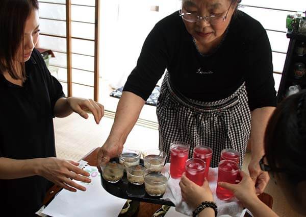 紫蘇ジュースと辰巳芳子さんの「いのちのスープ」で出迎えて下さった土井先生。