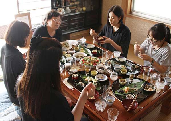 「おいしい！」箸が止まりません。先生がぜんぶ作り方を教えてくれます。