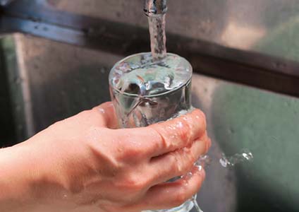 井戸水！冷たくて、気もちいい！輝いて見えるのは気のせいでしょうか？