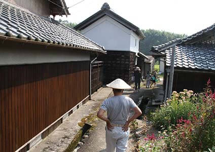 帽子を被って畑へ。日差しがすごい！