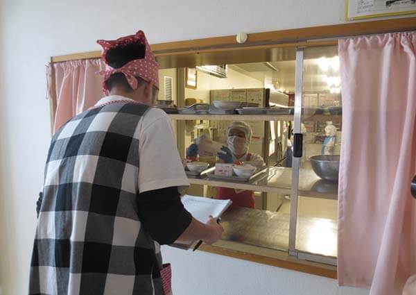 必ず対応食を調理した人から受け取ります